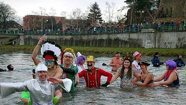 Plavecká show na řece Bečvě