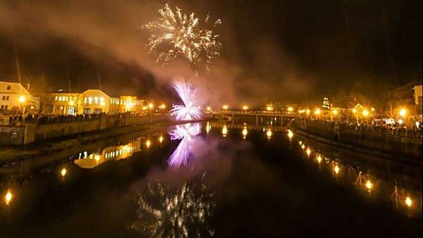Novoroční ohňostroj nad řekou Bečvou