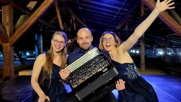 Check Accordion Trio