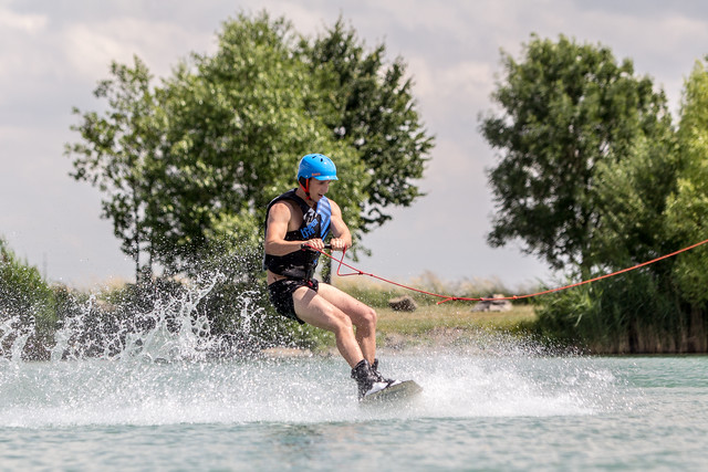 Vodní lyžování a také jízda na vodním prkně - wakeboardu - získává stále větší oblibu. V regionu se dá vyzkoušet zatím třeba na pískovně Náklo nedaleko Olomouce.