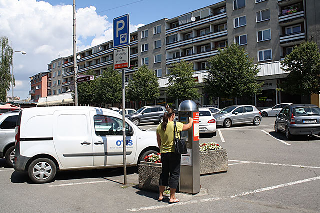 Na snímku je parkoviště na Žerotínově náměstí. Stávající automat bude umístěn jako druhý v horní části Žerotínova náměstí.