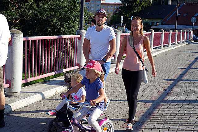 Most u loděnice s původním, ještě červeným zábradlím