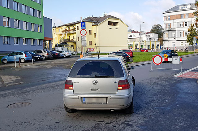 Řidič se otáčí u zákazu vjezdu ve Wurmově ulici