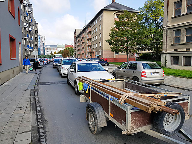 Kolona aut čeká ve Wurmově ulici na výjezd do Čechovi, v opačném směru platí zákaz vjezdu